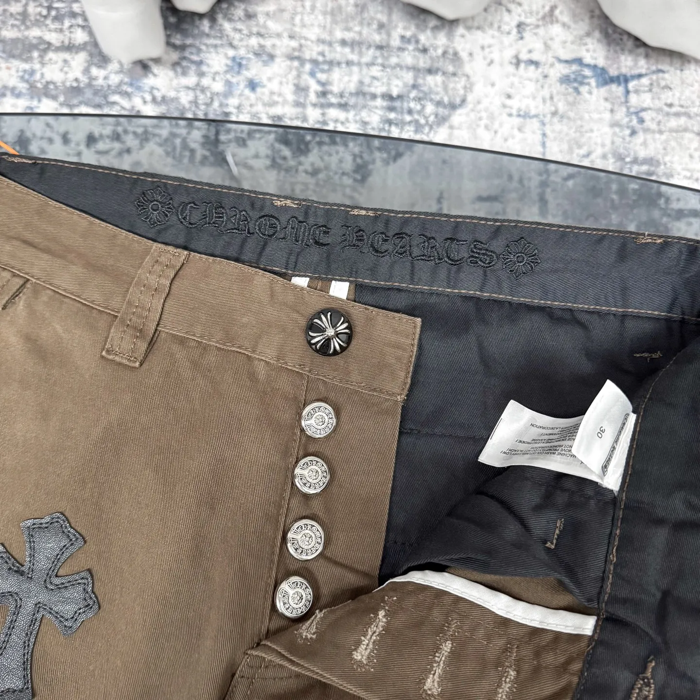 P260 Chrome Hearts/Chrome Hearts leopard print checkerboard horsehair cross patch leather jeans - Full of exploring the ultimate in fashion, Chrome Hearts' new Chrome Hearts pants cleverly integrate camouflage cross, checkerboard horsehair cross and other elements to break the traditional boundaries. The clever fusion of Mattyboy’s same style, overalls and khaki jeans brings endless matching inspiration to fashionistas.  This pair of Croxin overalls not only presents a unique retro style, but also combines comfort and sophistication with its wide-leg, loose design. The mid-high waist design matches a lazy and casual style, which not only makes the legs longer but also maintains a casual feel, it is a must-have fashion choice for trendy men and trendy women.  Brown overalls are unique in leather matching and color selection, making them the leader among overalls. Chrome Hearts' khaki cross chino casual pants have a prince-like aristocratic feel. The pants have 40 panels of leather and full texture. The W34 size is perfectly presented and has become the focus of the forefront of fashion. Whether it's for daily wear or a trendy try, these pants can bring you an excellent fashion experience.  Color: brown Size: 28 30 32 34 corresponding size s-xl